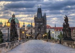 THE WALK ACROSS THE CHARLES BRIDGE